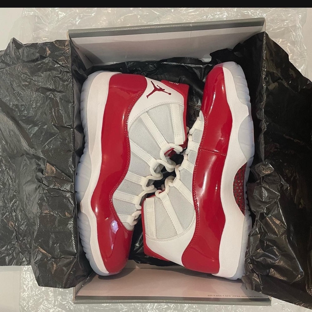 Men Jordan Cherry 11’s